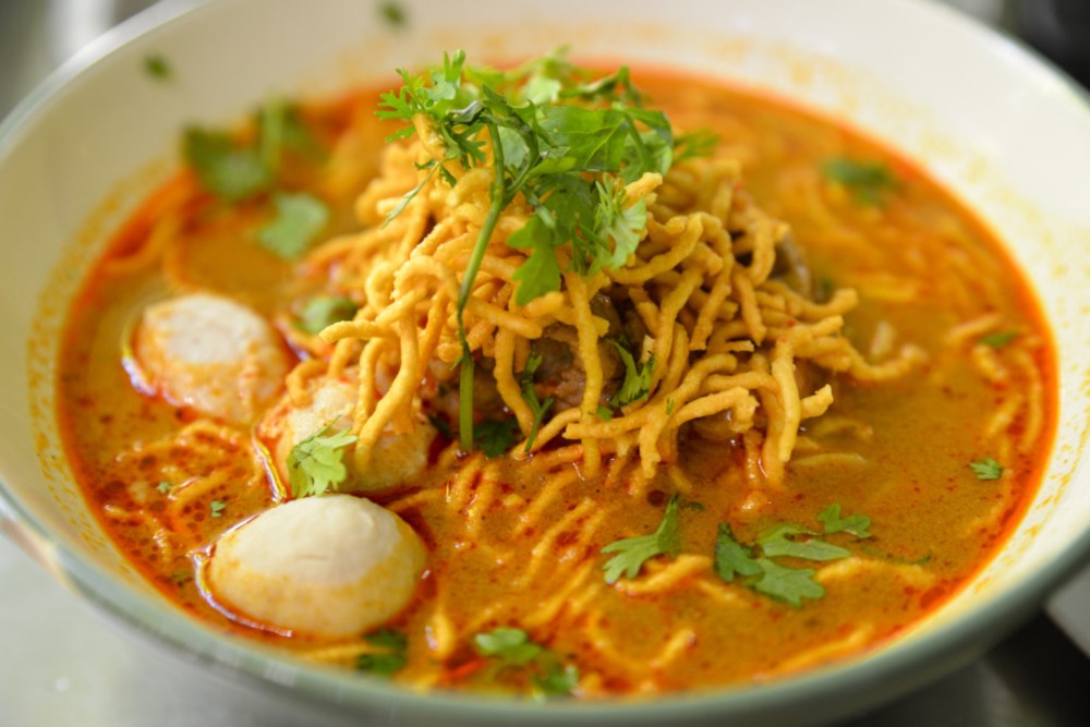 Spicy sour thai noodles